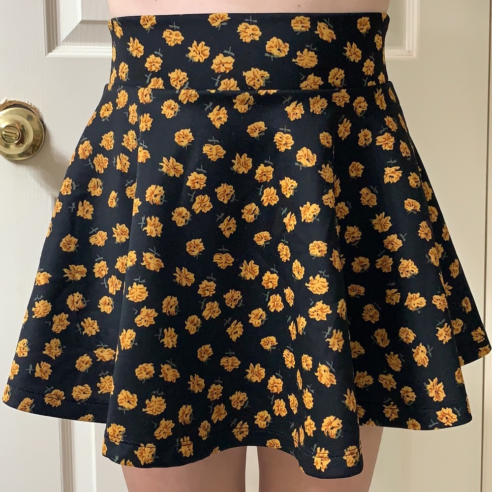 🌷3 for $25🌷UK2LA, US M, Yellow & Black Floral Skater Skirt